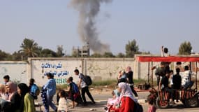 Des familles palestiniennes le long d'une autoroute, fuyant le nord de la bande de Gaza pour le sud, le 9 novembre 2023.