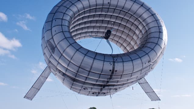 Les câbles métalliques qui retiennent l'éolienne sont bien plus fins que les traditionnels pylônes. 