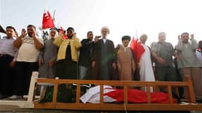 Funérailles à Sitra d'une victime tuée par la police bahreïnie lors de manifestations à Manama. Plusieurs milliers de chiites se sont rassemblés vendredi à Bahreïn pour enterrer trois des leurs, tués lors de la répression d'une vague de manifestations ins