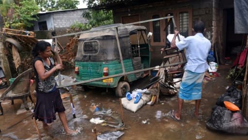 Des habitants de Colombo tentent de remettre en état leurs maisons, le 24 mai 2016 après les violentes inondations qui ont frappé l'île de Sri Lanka