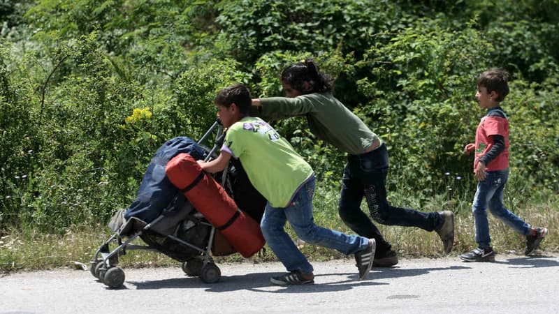 Des enfants migrants quittent le camp d'Idomeni, à la frontière entre la Grèce et la Syrie, le 25 mai 2016. (Photo d'illustration)