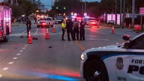 La police enquête sur la scène où une camionnette a percuté une foule lors d'un défilé de la gay pride le 19 juin 2021 à Wilton Manors, en Floride. 