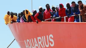 L'Aquarius, le bateau affrété par SOS Méditerranée et MSF lors d'un sauvetage au large de Salerne (Italie) le 26 mai 2017 (image d'illustration)