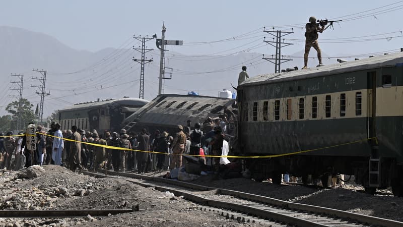 "Une voiture piégée": au moins 24 morts après une attaque à l'explosif dans un train au Pakistan