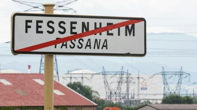 Panneau routier près de la centrale nucléaire de Fessenheim le 27 juin 2020