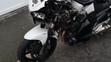 Le policier poursuivait un véhicule volé quand ce dernier l'a percuté.