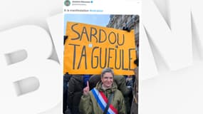 La députée écologiste Sandrine Rousseau défile à Paris avec une pancarte en réponse à Michel Sardou lors d'une manifestation contre la réforme des retraites, le 19 janvier 2023.