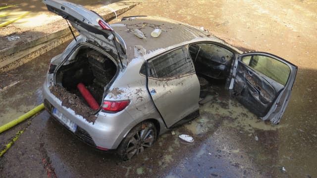 C'est en voulant essayer de sauver leur voiture que le père de Carla et sa compagne sont décédés