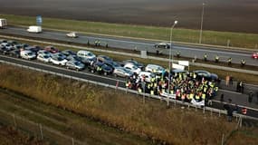 Dans l'après-midi, les agriculteurs ont interrompu leur mouvement et débloqué l'autoroute, après des discussions avec la police.