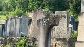 Une vingtaine de tombes du cimetière de Saint-Romain-au-Mont-d'Or (Rhône) ont été vandalisées dans la nuit du jeudi 18 au vendredi 19 mai 2023
