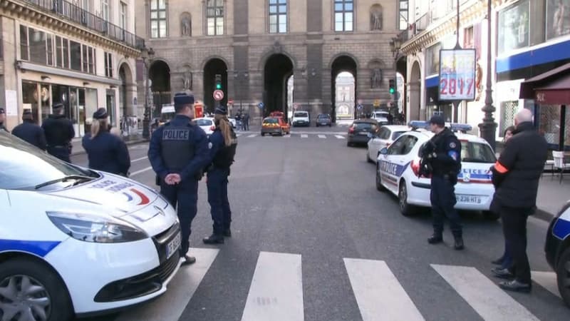 Des policiers près du musée du Louvre, vendredi 3 février. 