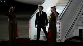 Emmanuel Macron arrive à Amman (Jordanie), le 24 octobre 2023.