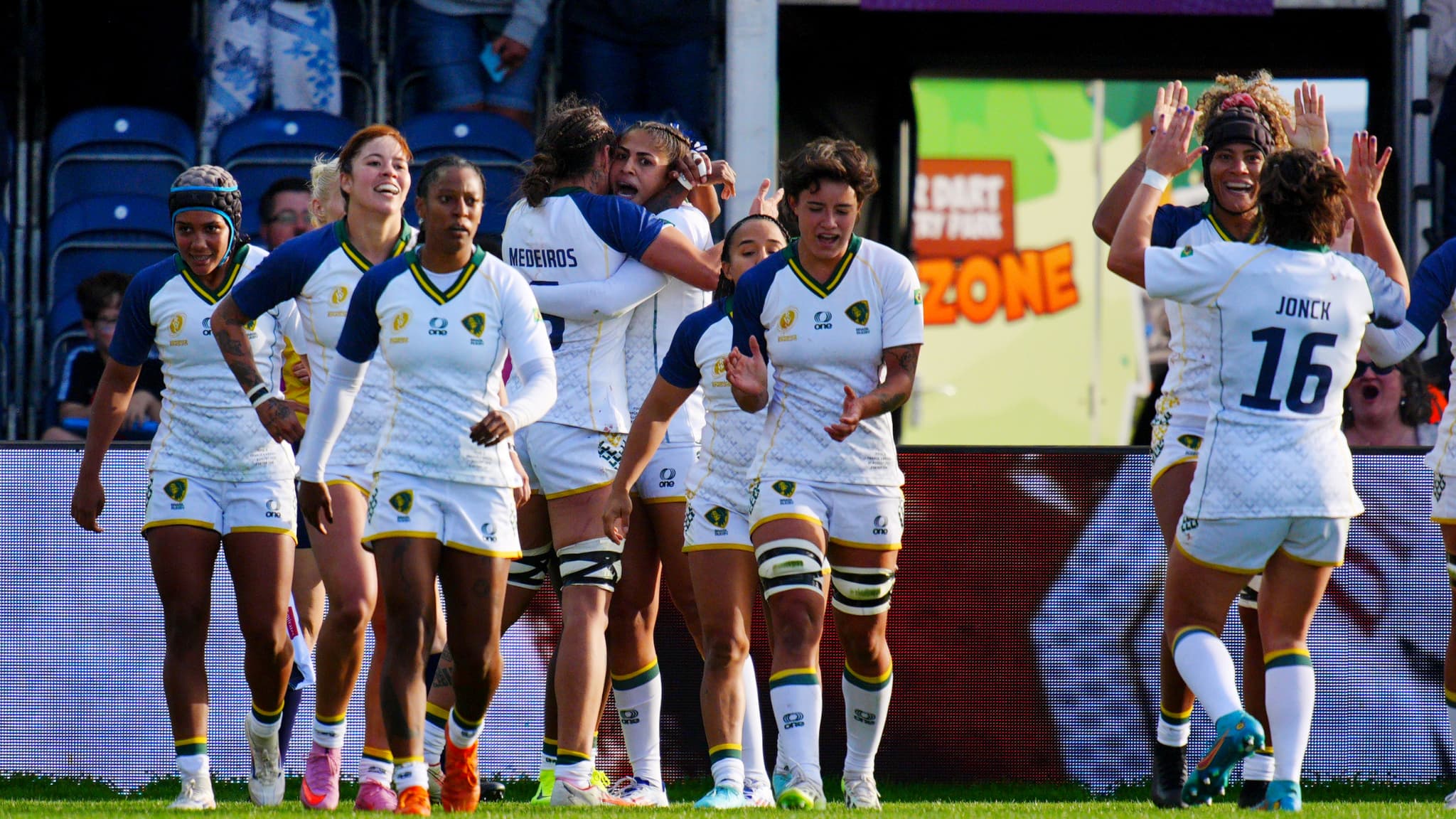 La joie des Brésiliennes au moment de marquer leur premier essai à une Coupe du monde, le 31 août 2025. 