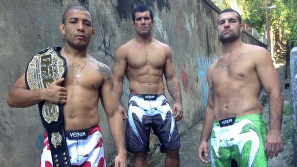 Les combattants José Aldo, alors champion des plumes de l'UFC, Rodolfo Vieira et Mauricio Rua (de gauche à droite) posent avec des shorts Venum en 2014