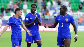 Quentin Merlin avec Castello Lukeba et Lucien Agoumé lors d'un match des Bleuets à l'Euro Espoirs, le 22 juin 2025