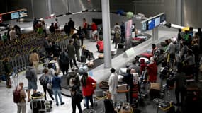 Des passagers attendant leurs bagages à l'aéroport de Roissy Charles de Gaulle en février 2023