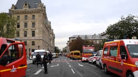 Le personnel de la préfecture a été évacué et le secteur a été bouclé par les forces de l'ordre après l'attaque au couteau