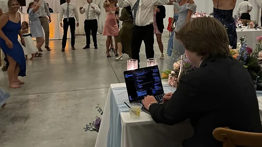Un entrepreneur sort son ordinateur lors de son mariage. 