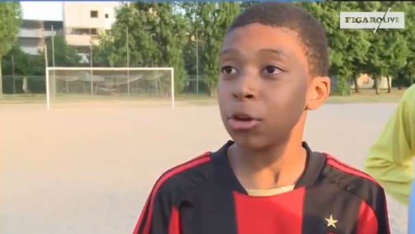 Kylian Mbappé, plus jeune, avec le maillot de l'AC Milan Kylian Mbappé, plus jeune, avec le maillot de l'AC Milan