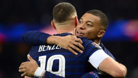 Les attaquants Karim Benzema, auteur d'un doublé, et Kylian Mbappé, auteur d'un quadruplé contre le Kazakhstan, lors des éliminatoires de la Coupe du monde 2022 au Qatar, le 13 novembre 2021 au Parc des Princes à Paris