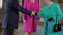 La reine Elisabeth II, accueillie par le Premier ministre irlandais Enda Kenny et la présidente irlandaise Mary McAleese, à Dublin. La reine a entamé mardi en Irlande une visite d'Etat historique mais entourée de mesures de sécurité exceptionnelles après