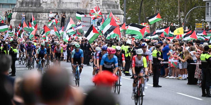 Des manifestants propalestiniens lors de la 11e étape de la Vuelta à Bilbao le 3 septembre 2025