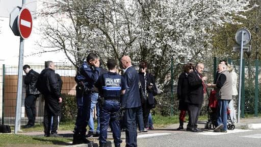 Des policiers devant l'entrée de l'école "Le Mas de la Raz" le 245 mars 2015 à Villefontaine