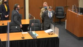 Le policier américain Derek Chauvin menotté à la suite du prononcé des sentences lors de son procès, le 20 avril 2021
