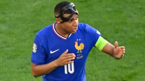Kylian Mbappé se plaint d'avoir reçu un coup au visage de la part de Robert Lewandowski lors de France-Pologne, le 25/06/2024 à l'Euro