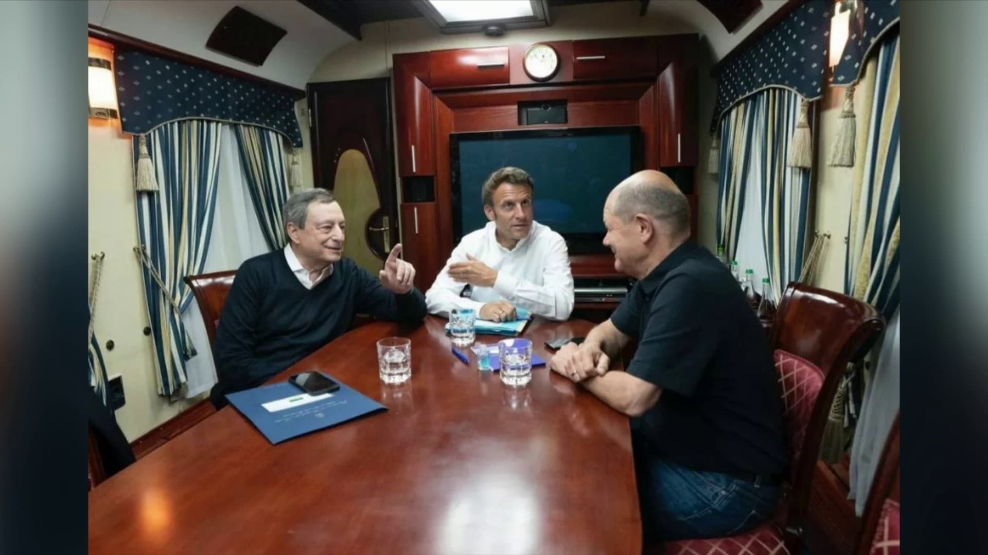 Emmanuel Macron, Olaf Scholz, Mario Draghi dans un train pour Kiev