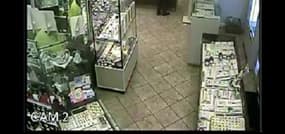 Un homme vole 4.000 dollars de bijoux sous une caméra de vidéosurveillance
