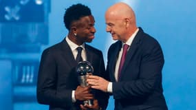 Le Brésilien Vinicius Jr récompensé du trophée The Best par Gianni Infantino, le 17 décembre 2024