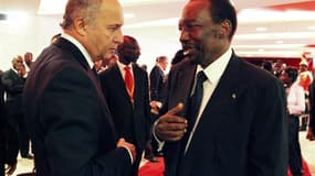 Laurent Fabius et Dioncounda Traoré, président intérimaire du Mali, en Côte d'Ivoire. A Abidjan, les chefs d'Etat de la Communauté économique des Etats de l'Afrique de l'Ouest ainsi que la France, représentée par le ministre des Affaires étrangères, ont i