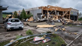 Un bâtiment endommagé au Cret-du-Locle, près de La Chaux-de-Fonds, en Suisse, ce 24 juillet 2023.