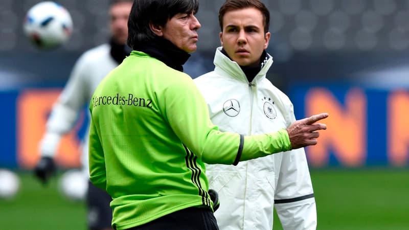 Le sélectionneur allemand Joachim Löw (à gauche) avec Mario Götze