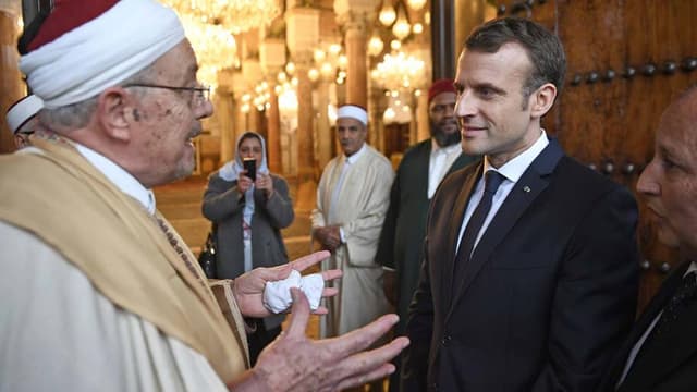 Emmanuel Macron lors de sa visite dans la mosquée Zitouna, à Médine, en Tunisie.