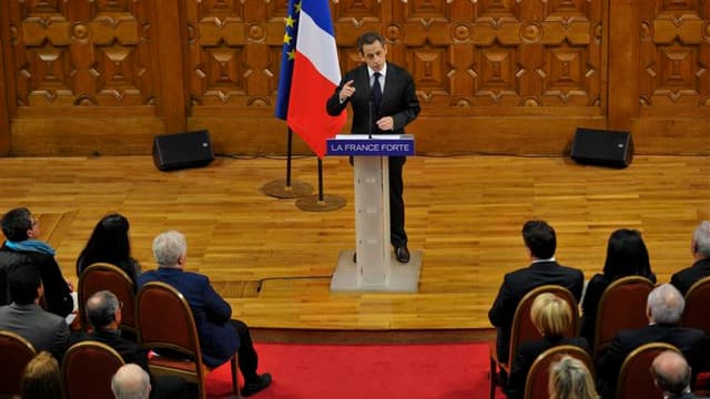 A dix jours du cinquantième anniversaire de la fin de la guerre d'Algérie, Nicolas Sarkozy a courtisé vendredi les voix des rapatriés de 1962 en déclarant que la France avait une "dette" vis-à-vis des harkis, sans aller jusqu'à annoncer les excuses et rép
