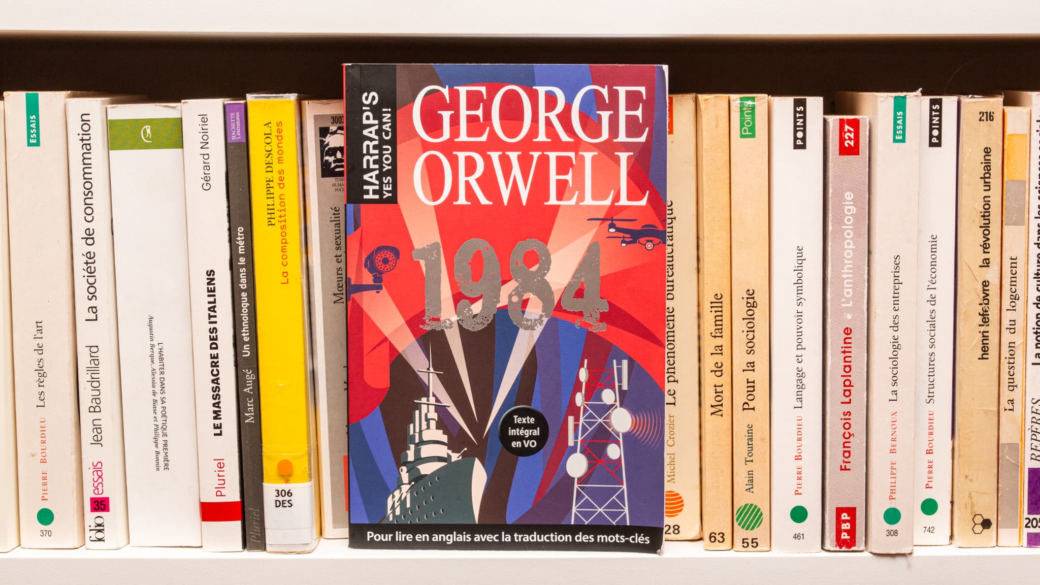 Les références à George Orwell et à son livre 1984 sont très nombreuses sur les réseaux sociaux et sur Internet. Pour les opposants au Chat Control, les mécanismes de contrôle évoqués dans l’œuvre trouvent un écho dans le projet européen.