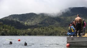 Des plongeurs participent à la recherche des corps des victimes après le naufrage du bateau de tourisme dans le nord-ouest de la Colombie, le 26 juin 2017. 