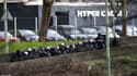 Les forces de police d'élite encerclent le supermarché Hyper Cacher de la porte de Vincennes à Paris, pendant la prise d'otages, vendredi dernier.