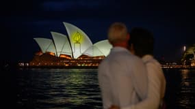 L'Opéra de Sydney est illuminé à la lueur des bougies le 21 décembre 2025, dans le cadre d'une journée nationale de recueillement en hommage aux victimes de l'attentat terroriste de Bondi Beach.