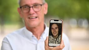Paul Raoult, le père de Sébastien Raoult, montre une photo de son fils sur son smartphone, le 1er août 2022 à Epinal, dans les Vosges