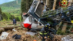 Photo prise et diffusée le 23 mai 2021 par les pompiers italiens, montrant les secours autour d'un téléphérique qui est tombé près du lac Majeur, à Stresa (Italie), faisant 13 morts et deux blessés graves