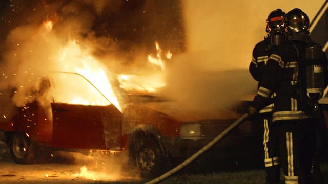Une voiture incendiée lors de la nuit de la Saint-Sylvestre.