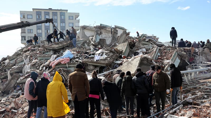 Des secouristes à la recherche de victimes dans les décombres suite au séisme dans la région proche de l'épicentre en Turquie ce mardi 7 février 2023.