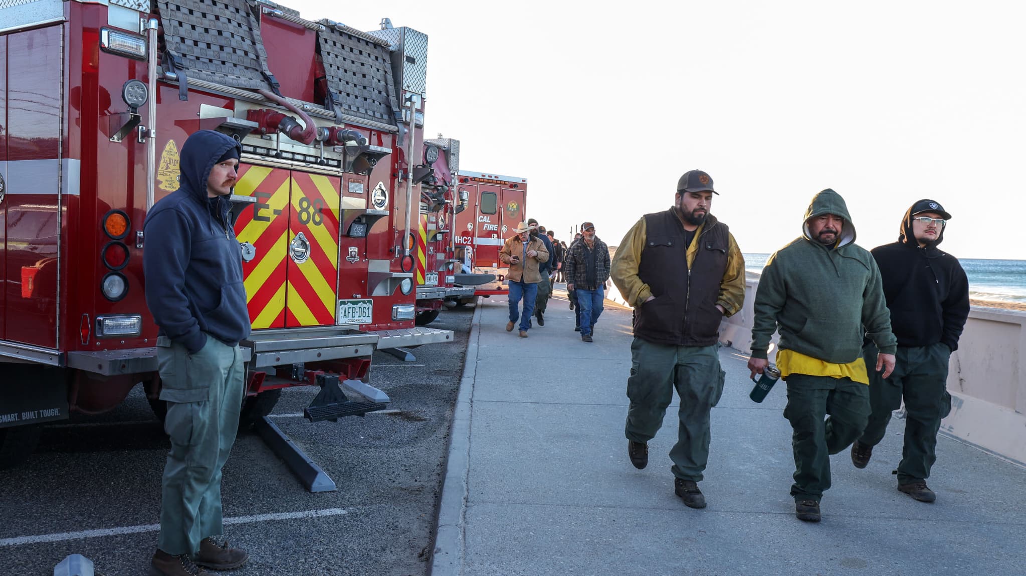 Les pompiers installés sur la plage de Malibu, le 13 janvier 2025