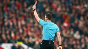 Felix Zwayer adresse un carton rouge sévère au Lillois Mandi le 21 janvier 2025, à Anfield
