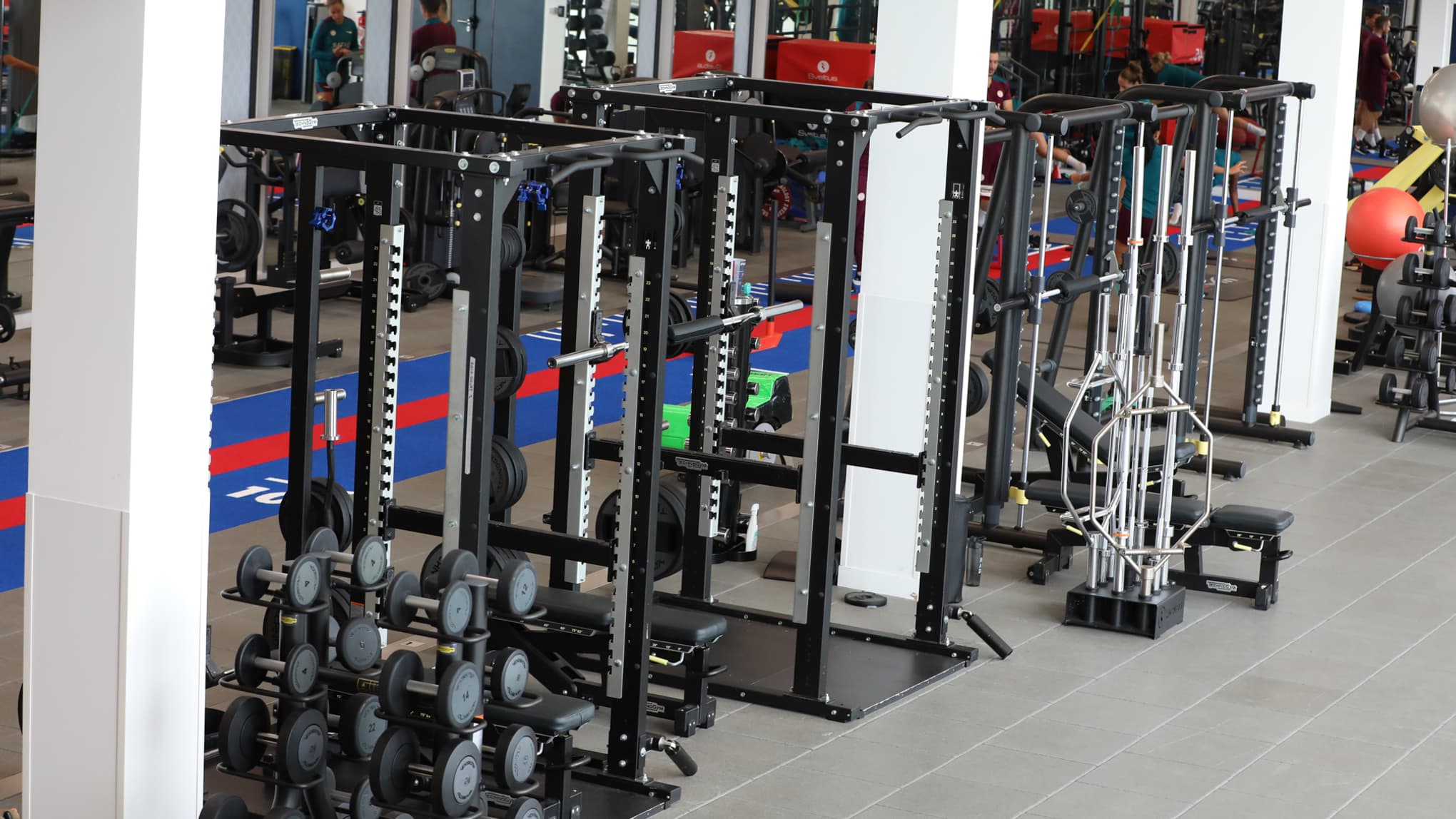 Une salle de musculation au Campus PSG en 2024