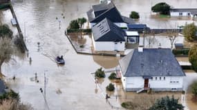 Cette photo aérienne montre des policiers intervenant vers des maisons entourées d'eau à Guipry-Messac (Ille-et-Vilaine), le 28 janvier 2025.