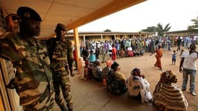 Devant un bureau de vote à Bouaké, dans le centre de la Côte d'Ivoire. Après un premier tour qui s'est déroulé dans un climat plutôt bon enfant, les électeurs ivoiriens ont voté ce dimanche pour désigner leur prochain président lors d'un second tour qui a